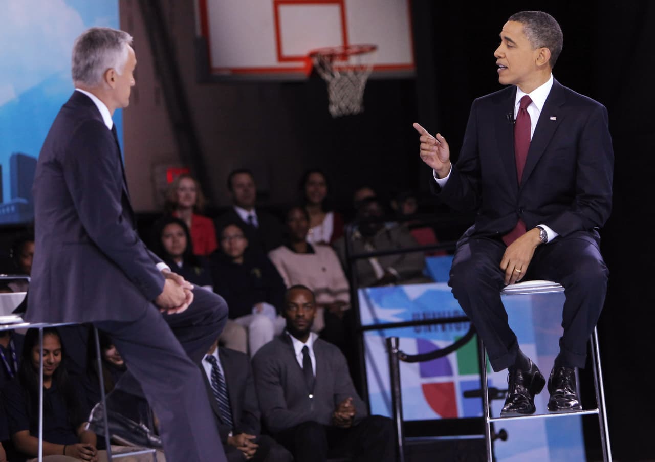 Jorge Ramos pregunta al presidente Barack Obama en un high school multicultural en Washington, DC.