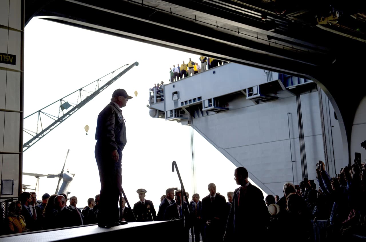 <b>Día 42/ Marzo 2: <a href="https://www.univision.com/noticias/politica/trump-asegura-tener-total-confianza-en-el-fiscal-sessions-tras-haber-ocultado-dos-reuniones-con-el-embajador-ruso">Donald Trump declaró desde Virginia su "total confianza" al fiscal general</a> </b>Jeff Sessions. Aseguró que "no estaba al tanto" de las reuniones que el entonces senador por Alabama había tenido con el diplomático ruso en Washington. Distintos 
<b><a href="https://www.univision.com/noticias/politica/lideres-republicanos-exigen-que-sessions-explique-sus-supuestos-encuentros-con-el-embajador-ruso">líderes demócratas alzaron la voz para exigir la renuncia del fiscal</a></b>. Este anunció que se 
<b><a href="https://www.univision.com/noticias/politica/sessions-se-recusa-de-cualquier-investigacion-relacionada-con-rusia-en-la-que-su-independencia-este-comprometida">retira de cualquier investigación relacionada con Rusia tras el escándalo</a>. </b>"Mi equipo me recomendó recusarme (de las investigaciones). Ellos dicen que como estuve involucrado en la campaña no debo ser parte de ninguna investigación sobre la campaña", dijo durante su encuentro con la prensa en medio de las presiones para su renuncia.