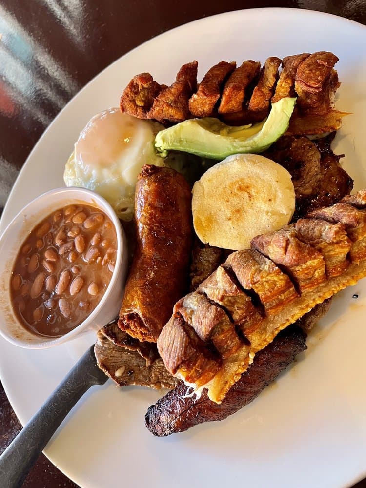 <b>Kiosco</b>
<br>Dirección: 48 Powder Springs St Marietta, GA 30064
<br>Teléfono: (678) 337-7999
<br>Sitio web: 
<a href="https://kioscorestaurant.com/">https://kioscorestaurant.com/</a> 
<br>
<a href="https://www.yelp.com/map/kiosco-marietta">Cómo llegar</a>
<br>
<br>Así describió un usuario de Yelp su visita: “Nos gustó todo lo que nos sirvieron. Tamales, empanadas, patacones y el flan de café de ensueño. El servicio fue excelente”.
