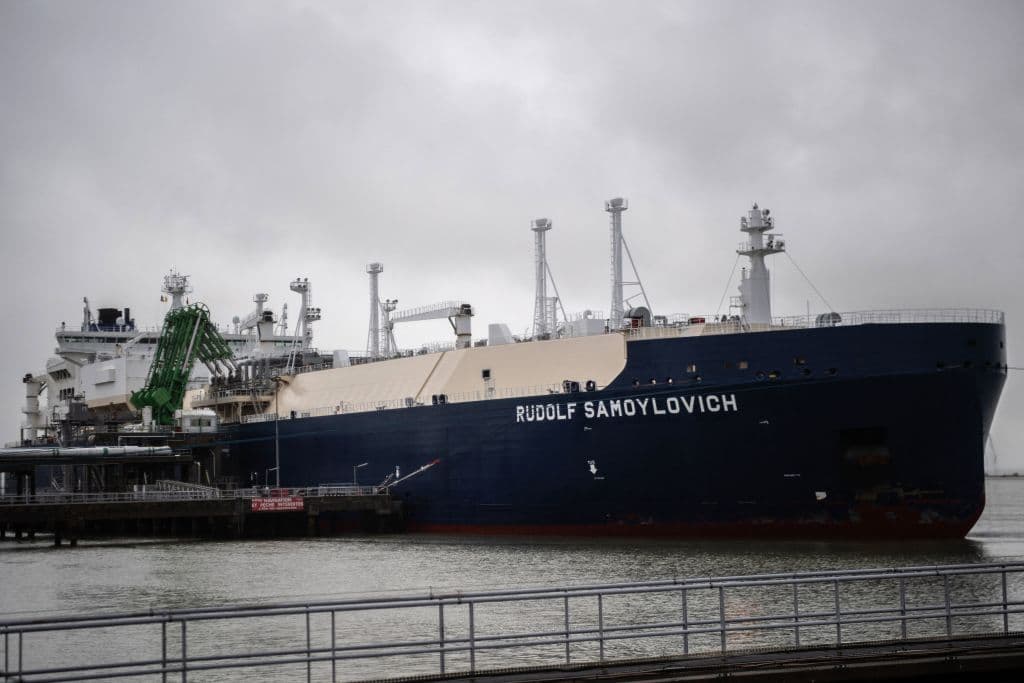 El petrolero de gas natural licuado Rudolf Samoylovich, que navega con bandera de Bahamas, atraca en el muelle de una terminal cerca de Saint-Nazaire, en el oeste de Francia, el 10 de marzo de 2022.
