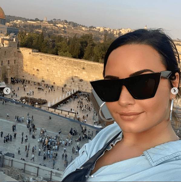 "La espiritualidad es muy importante para mí... Ser bautizada en el río Jordán, el mismo lugar donde Jesús fue bautizado, nunca me he sentido 
<b><a href="https://www.univision.com/famosos/con-una-foto-demi-lovato-revela-su-miedo-mas-grande-decidida-a-vencerlo-para-un-nuevo-capitulo-de-su-vida-fotos" target="_blank">más renovada en mi vida</a></b>", aseguró.