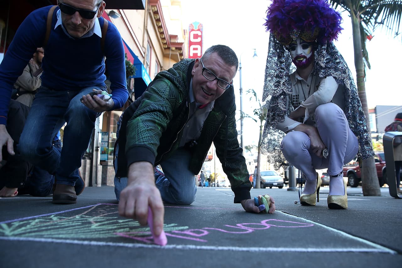 Decenas de personas conmemoraron la lucha contra el Síndrome de Inmunodeficiencia Adquirida este martes en el Memorial Nacional del SIDA en San Francisco.