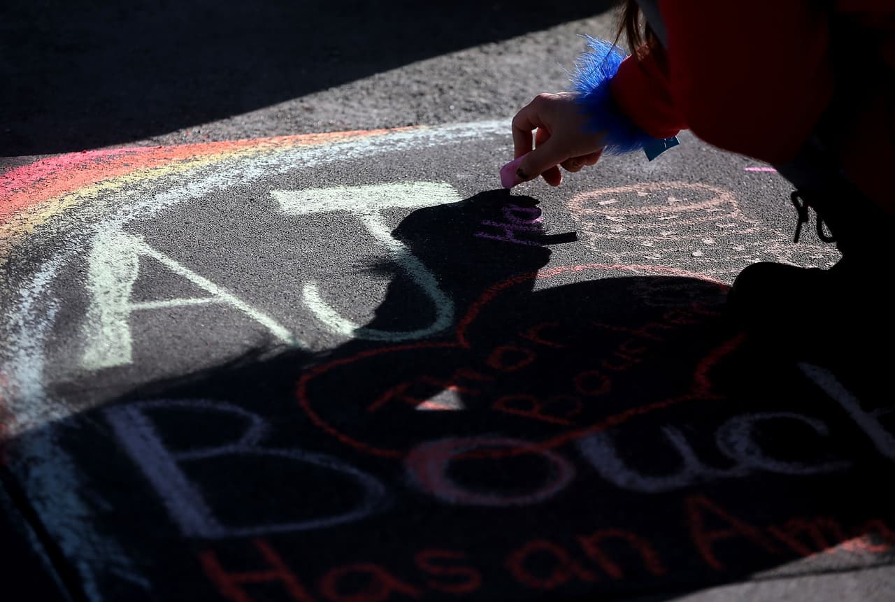 Decenas de personas conmemoraron la lucha contra el Síndrome de Inmunodeficiencia Adquirida este martes en el Memorial Nacional del SIDA en San Francisco.