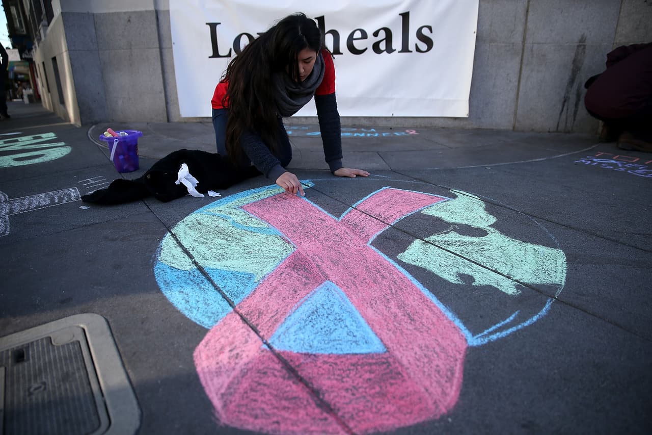 Decenas de personas conmemoraron la lucha contra el Síndrome de Inmunodeficiencia Adquirida este martes en el Memorial Nacional del SIDA en San Francisco.