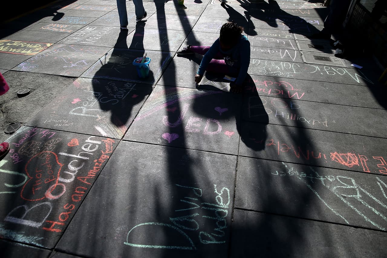 Decenas de personas conmemoraron la lucha contra el Síndrome de Inmunodeficiencia Adquirida este martes en el Memorial Nacional del SIDA en San Francisco.