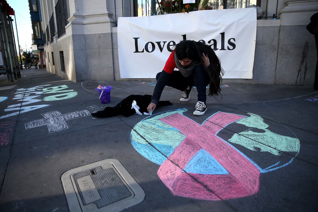Decenas de personas conmemoraron la lucha contra el Síndrome de Inmunodeficiencia Adquirida este martes en el Memorial Nacional del SIDA en San Francisco.