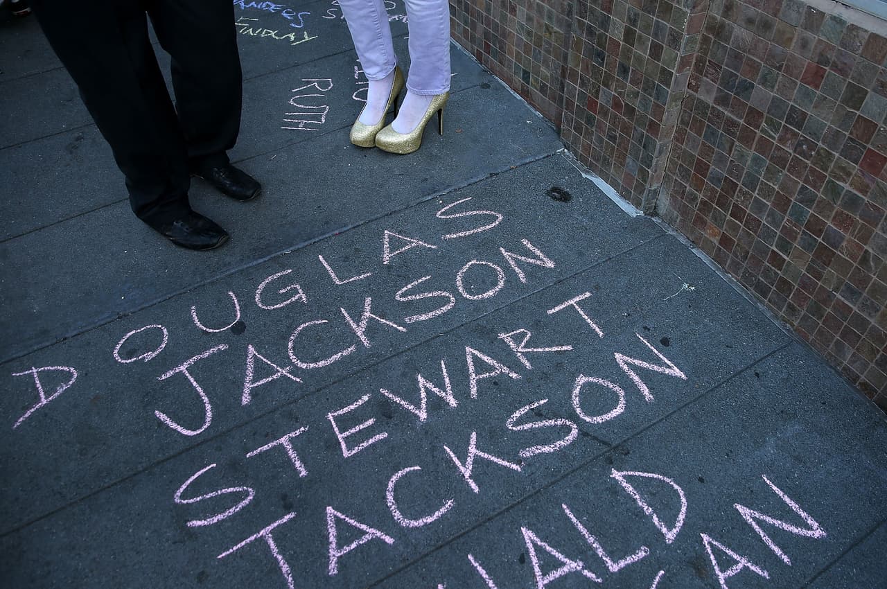 Decenas de personas conmemoraron la lucha contra el Síndrome de Inmunodeficiencia Adquirida este martes en el Memorial Nacional del SIDA en San Francisco.