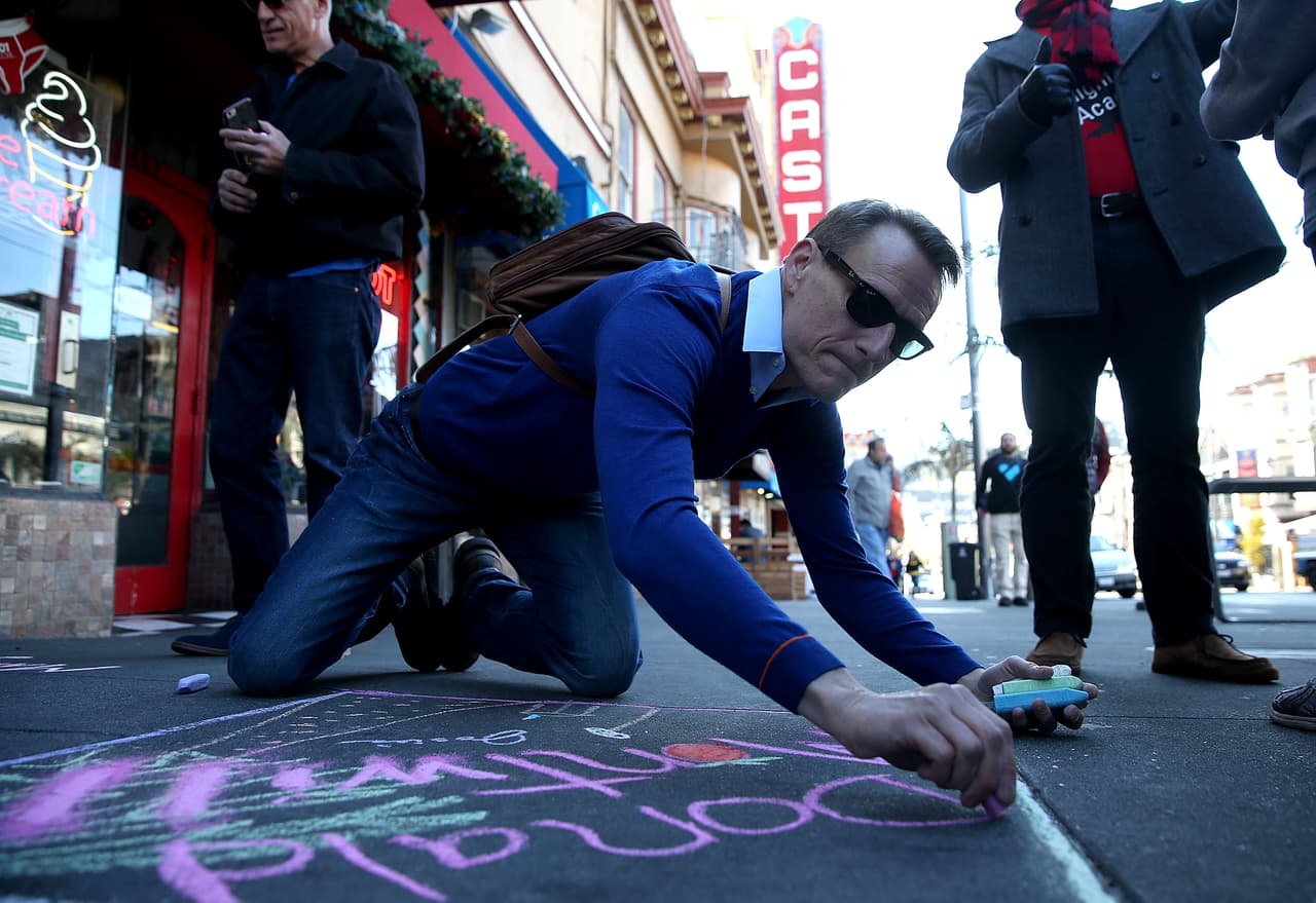 Decenas de personas conmemoraron la lucha contra el Síndrome de Inmunodeficiencia Adquirida este martes en el Memorial Nacional del SIDA en San Francisco.