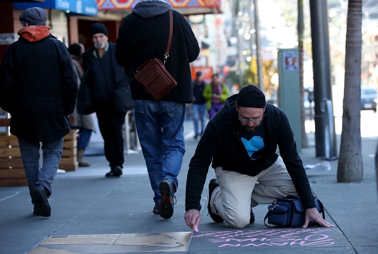 Decenas de personas conmemoraron la lucha contra el Síndrome de Inmunodeficiencia Adquirida este martes en el Memorial Nacional del SIDA en San Francisco.
