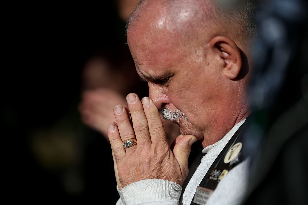 Decenas de personas conmemoraron la lucha contra el Síndrome de Inmunodeficiencia Adquirida este martes en el Memorial Nacional del SIDA en San Francisco.