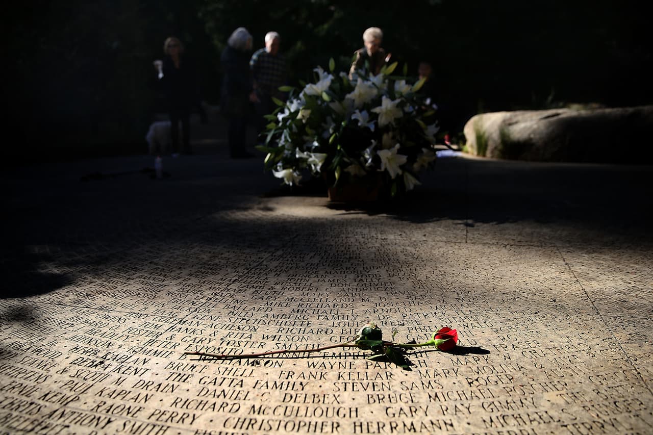 Decenas de personas conmemoraron la lucha contra el Síndrome de Inmunodeficiencia Adquirida este martes en el Memorial Nacional del SIDA en San Francisco.