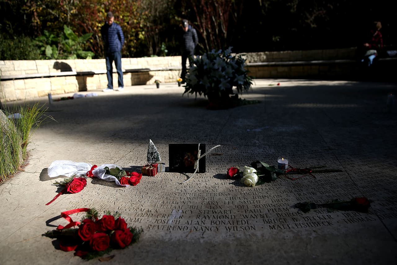 Decenas de personas conmemoraron la lucha contra el Síndrome de Inmunodeficiencia Adquirida este martes en el Memorial Nacional del SIDA en San Francisco.