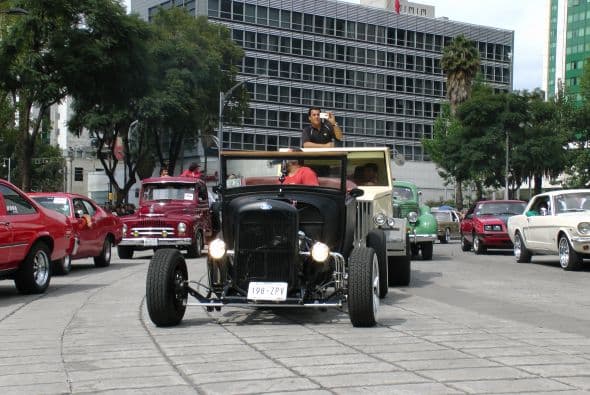 Casi dos mil vehículos clásicos desfilaron por las calles de la Ciudad de México para romper el Récord Guinness de más autos de este tipo en movimiento. Transitaron mil 721 autos, lo que superó la marca de Holanda, cuyo récord era de 948 vehículos. De acuerdo con las autoridades, el paso de estos autos clásicos fue visto por 250 mil asistentes. Circularon autos Datsun 1300, Jaguares, MG 59, Chevrolet apache, Alfa Romeo, Mercury, Porche, entre otros, que atrajeron la atención de capitalinos y visitantes. El paso de los vehículos fue interrumpido por el calentamiento de algunos que se quedaron en el camino y provocaron “cuellos de botella”; sin embargo, los organizadores confiaron en que los vehículos llegarían a la meta.