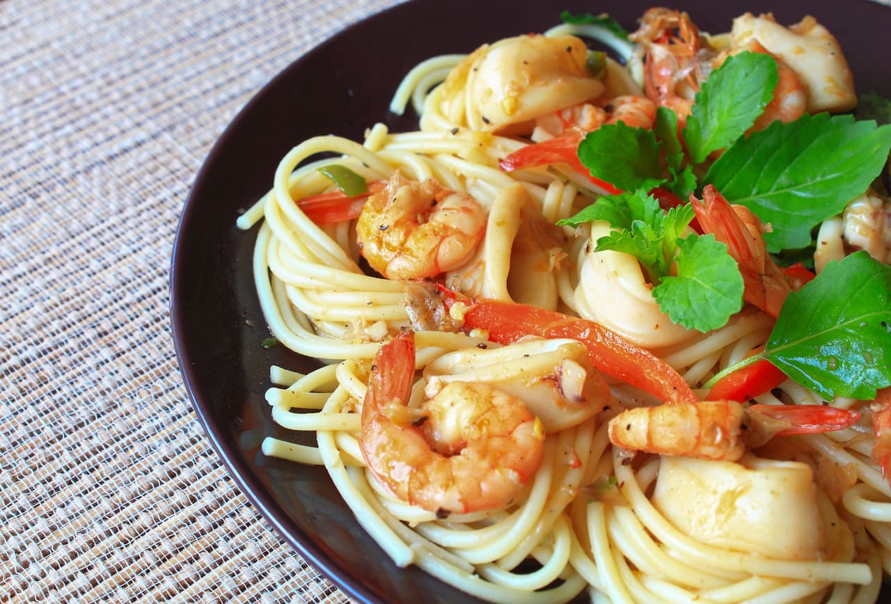 Pasta con mariscos. Si la combinación de pasta y mariscos es lo tuyo, entonces prepara este plato que lleva camarones y palitos kanikama. Debes cortar la cebolla y los palitos, saltea la cebolla en una sartén con aceite y agrega los camarones. Después agrega la crema de leche, la sal, comino y paprika.