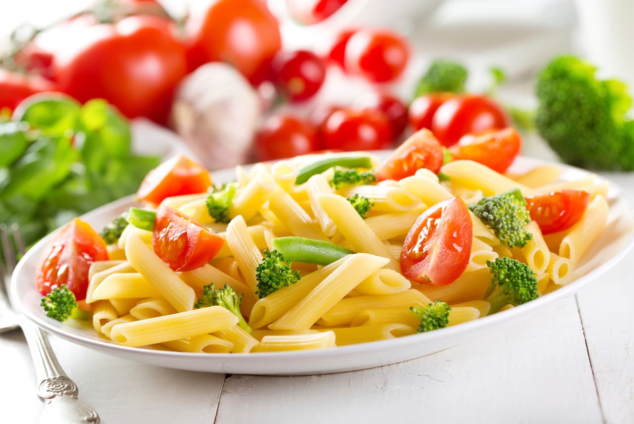 Pasta primavera. Eres de las que la mayor parte del tiempo está corriendo entonces esta es una receta para ti, ya que la pasta primavera es rápida, sencilla y muy saludable. No entres en complicaciones y consigue todos los ingredientes.