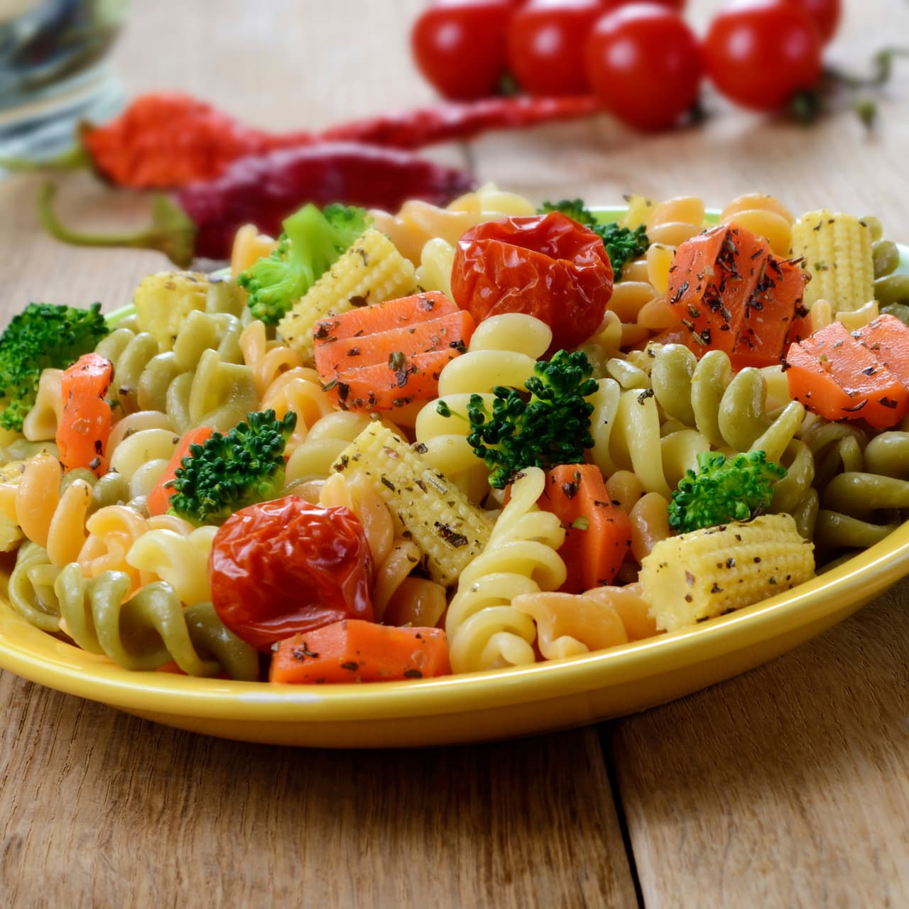 Pasta con verduras. Ideal para el verano por lo fresca y nutritiva, prepara una de pasta con tomates secos y berenjenas es un verdadero placer que no podrás dejar de probar. Se muy saludable y lleva a tu mesa rigatoni, berenjena, champiñones, tomates secos, albahaca, un pimiento, ajo molido, cebollas frescas, aceite de oliva, sal y pimienta al gusto.