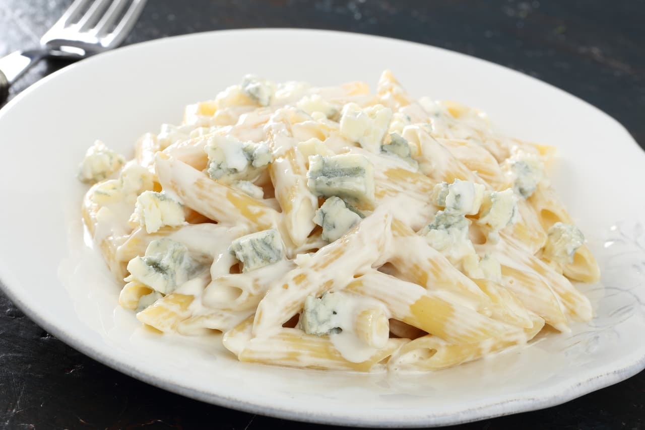 Pasta con 4 quesos. Una pasta con quesos te puede llevar al cielo, así que no esperes para conocerlo necesitas queso parmesano, queso dambo, queso gruyere, queso azul, 1/4 taza de harina, mantequilla, leche, nuez moscada, sal y pimienta.