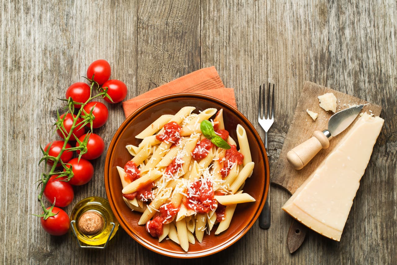 Necesitas 1/2 taza de verduras congeladas, procura que incluyan guisantes, espárragos, brócoli, coliflor, zanahorias y pimientos, 1/2 taza de tomates uva cortados por la mitad, 1/2 taza de queso parmesano rallado,1 diente de ajo finamente picado, 1 cucharada de aceite de oliva, 200 gr de pasta, sal y pimienta.