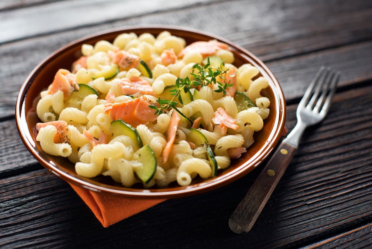 En una sartén derrite la mantequilla y sofríe la cebolla, ahora incorpora la harina, el polvo de ajo, la leche y calienta. Agrega el queso hasta que la salsa esté suave y cocina a fuego lento durante unos 4 minutos.