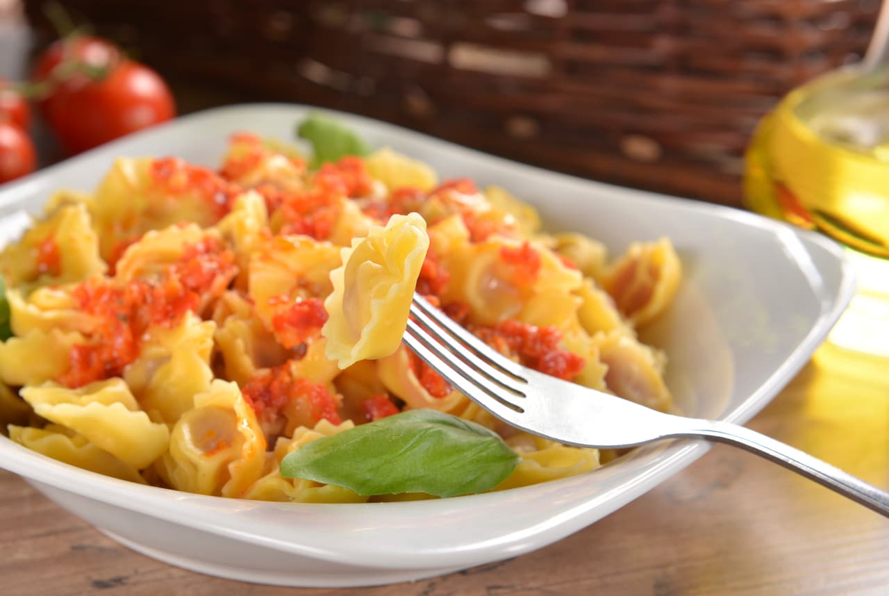 Como toque final sazona a tu gusto con sal, pimienta y listo puedes servir. Para decorar usa hojas de espinaca cortadas en julianas y revolverlas con la pasta, siempre es bueno un poco de color en los platillos.