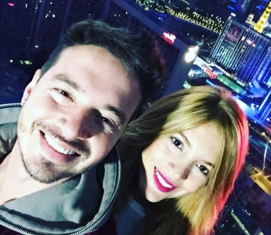 Por cierto, J Balvin disfrutó de la 'Ciudad del Pecado' muy bien custodiado por su hermanita. ¡Guapa la chica!