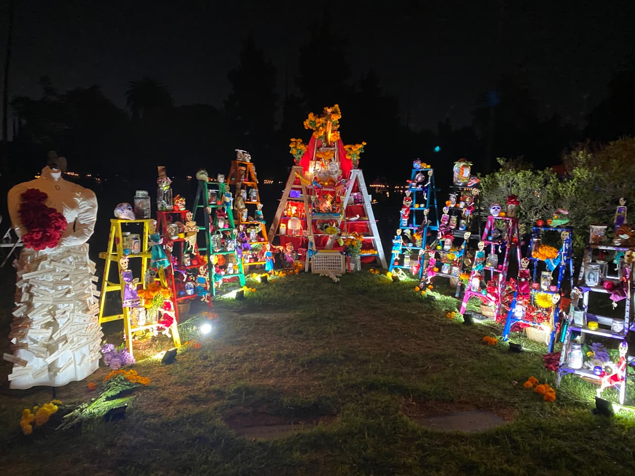 La celebración de Día de Muertos en Hollywood ha sido reconocida como la más grande fuera de México. Además, se ha convertido en un evento que atrae a locales y visitantes a la ciudad.