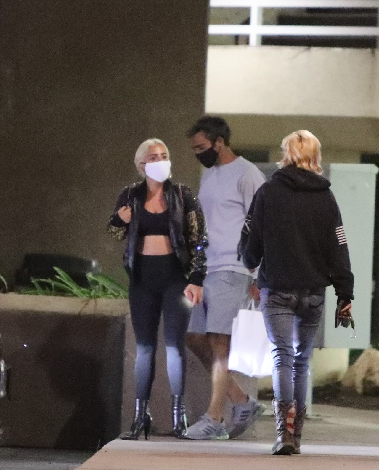 "
<b>Quería llorar</b> porque fue muy sincero en ese momento. He sido fanática de ella desde que estaba en la escuela secundaria. El tiempo lo es todo. Realmente creo en este momento... tenía que suceder".
<br>