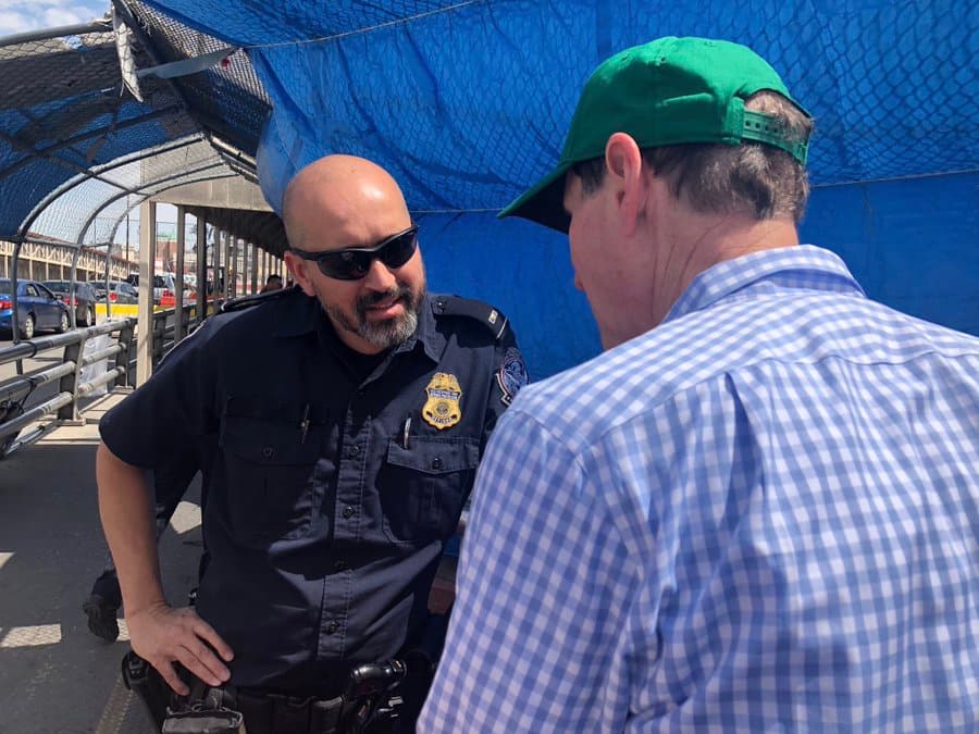 Un senador estadounidense intercede para que una familia mexicana pueda solicitar asilo en la frontera