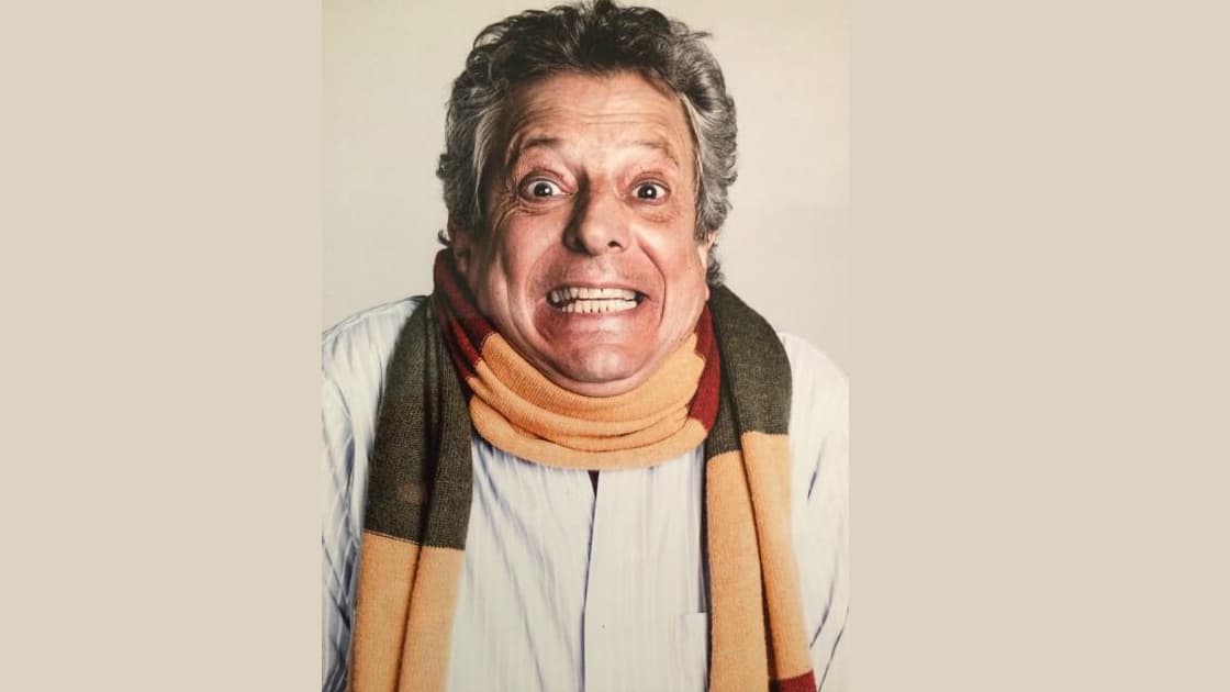 El primer actor César Bono es quien da vida a 'Pancho Ríos', mejor conocido como ‘Frankie Rivers’, el gran escritor y actor del éxito de taquilla ‘La Toalla del Mojado’.