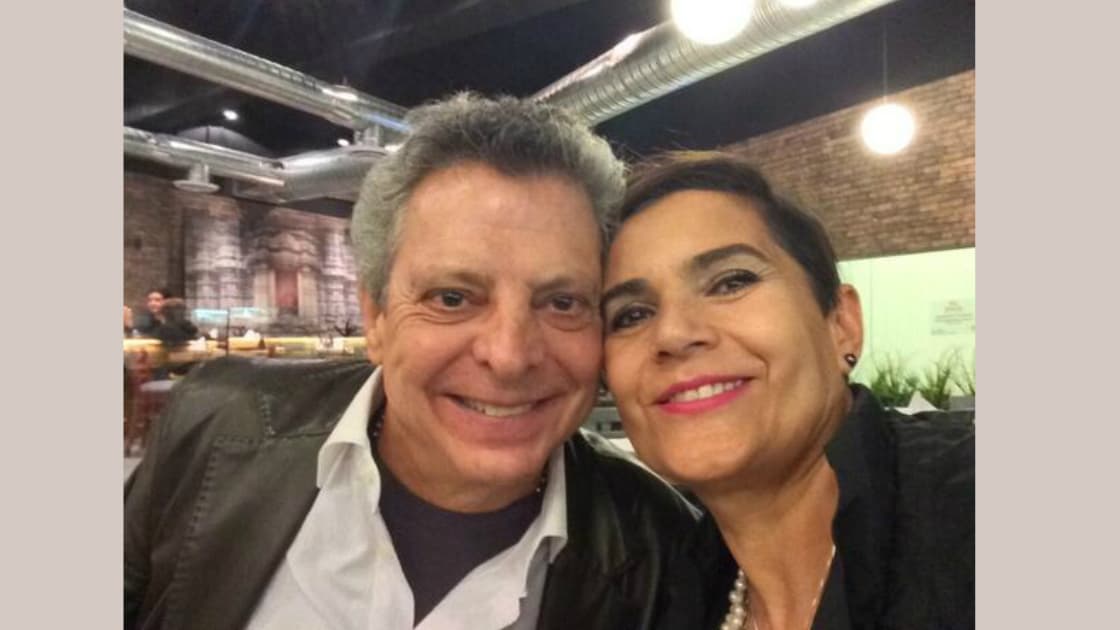 Además César presta su voz para doblar películas al idioma español.