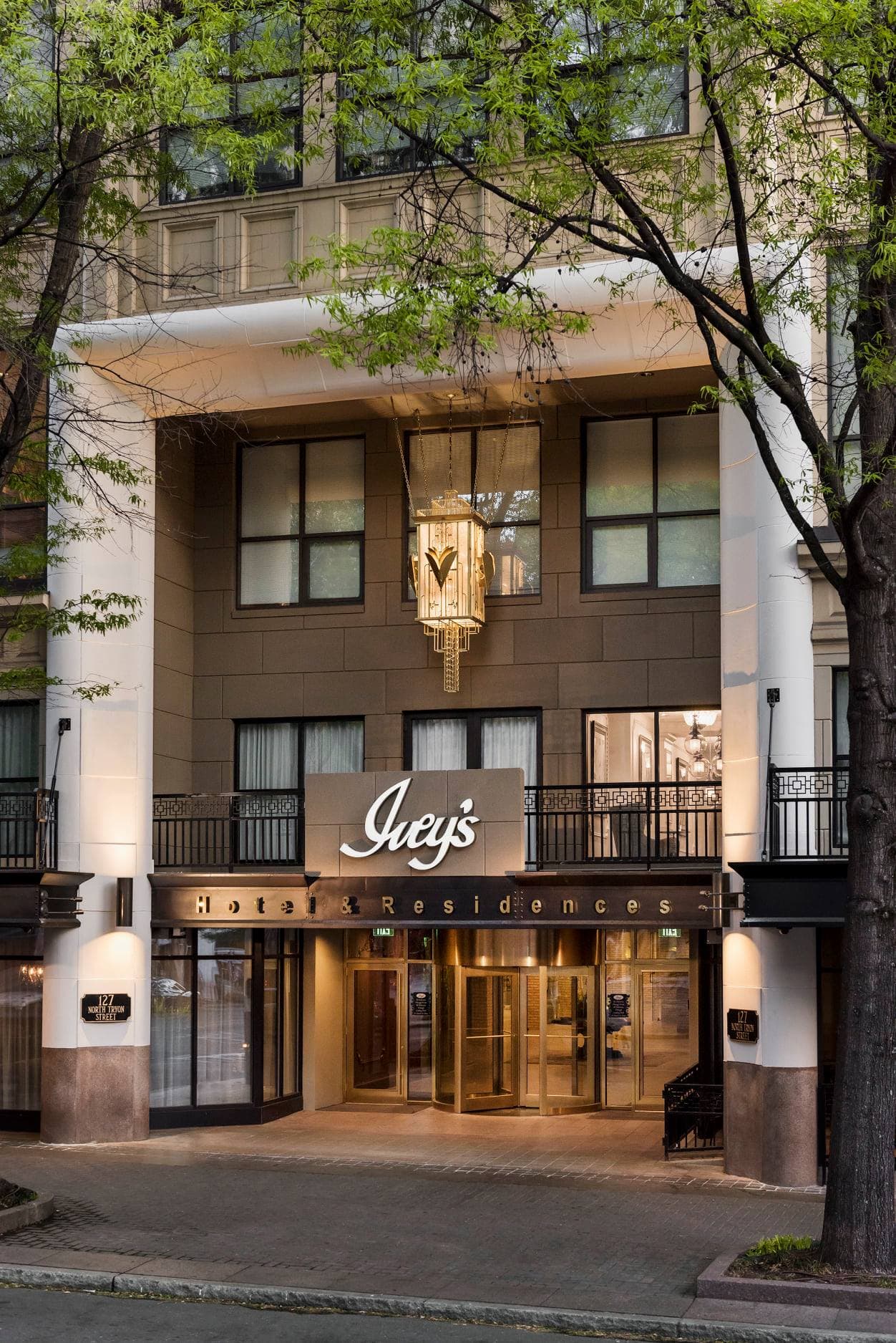 <b><a href="https://www.theiveyshotel.com/amenities-services?gclid=Cj0KCQiAjJOQBhCkARIsAEKMtO3MXyftXjCUSpwTxGtNHe3K-g-vTOnep71SkqV3emDQY3K16CaPENMaAqBxEALw_wcB&gclsrc=aw.ds" target="_blank">Lugar número 1: The Ivey's Hotel</a></b>. Originalmente el hogar de los grandes almacenes J.B. Ivey & Company, el hotel boutique de 47 habitaciones de Ivey's se encuentra en el centro del enérgico distrito central de negocios y deportes de Charlotte y de los lugares culturales y restaurantes más apreciados de la zona.