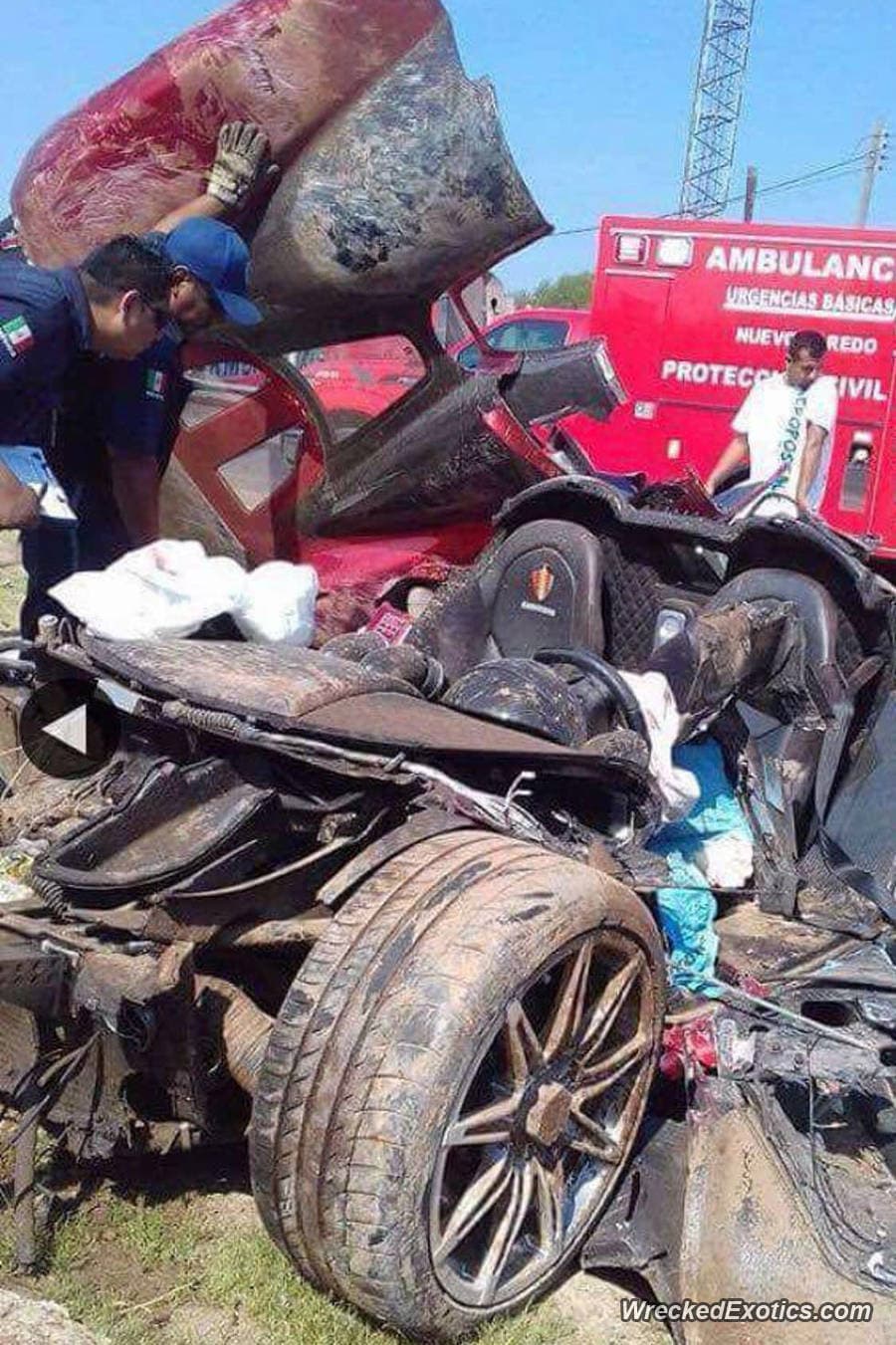 El auto quedó completamente destruido, pero la unidad que aloja a los ocupantes se mantuvo integra, salvando la vida a ambos ocupantes.