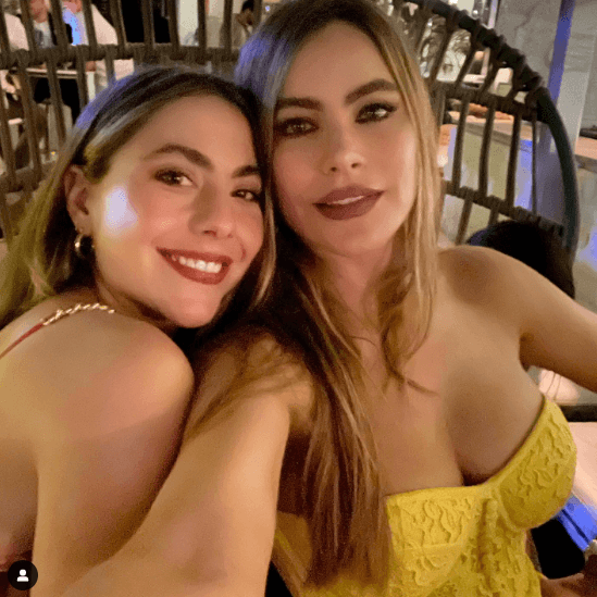 <b>Sofía y Claudia Vergara </b>
<br>La artista colombiana de 50 años se ha colocado como una de las estrellas más queridas de Hollywood, esto gracias a los diversos personajes que ha encarnado en proyectos como ‘Modern Family’, ‘Corrupción Policiaca’ y ‘Dos locas en fuga’.
<br>
<br>Si quieres ver la 
<a href="https://vix.com/es/detail/video-4145537?utm_medium=internal_referral&utm_source=univision&utm_campaign=evergreen&utm_content=ed_entertainment&utm_term=slideshow" target="_blank">película 'Corrupción policíaca' gratis, sólo ingresa a ViX</a>.