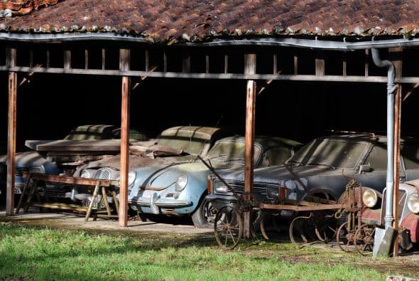 Entre los 60 autos de colección hay modelos exclusivos de marcas como Ferrari, Maserati, Porsche y Jaguar. Los autos fueron comprados entre las décadas de 1950 y 1970 por el empresario del transporte Roger Baillon, quien soñaba con restaurar su antigua colección y mostrarla en un museo. Llegó a reunir más de 100 autos pero su empresa empezó a decaer y tuvo que vender la mitad. Tras su muerte todo quedó para su hijo Jacques, quien falleció el año pasado. Los siguientes herederos, los nietos de Baillon, descubrieron el tesoro cuando fueron hasta la granja para ver su estado con intenciones de ponerla a la venta.