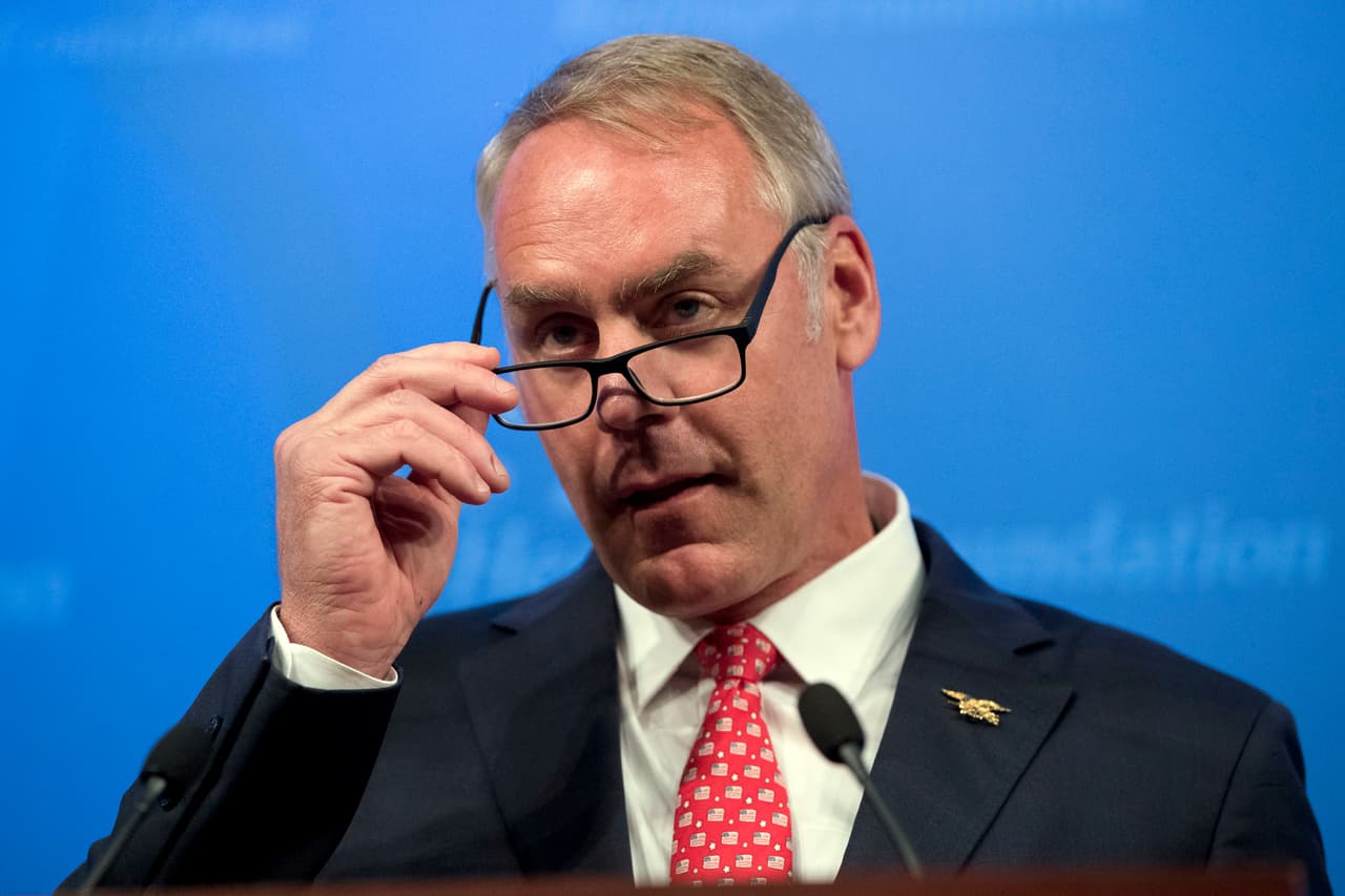 En esta imagen del 29 de septiembre de 2017, el secretario del Interior Ryan Zinke habla sobre la política energética del gobierno del presidente Donald Trump en la Heritage Foundation en Washington. El inspector general del departamento del Interior abrió una investigación sobre el uso de aviones privados por parte de Zinke. (AP Foto/Andrew Harnik)