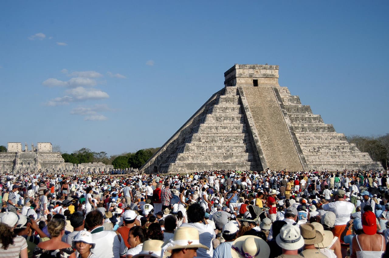 En todo el mundo se celebra con alegría y júbilo como corresponde a esta gran fiesta. Uno de los lugares más concurridos ese día es la Pirámide de Kukulkan o Kukulcán, en Chichén Itzá, Yucatán, México, con la representación maya de Quetzalcóatl, un dios tomado del panteón de la cultura tolteca.