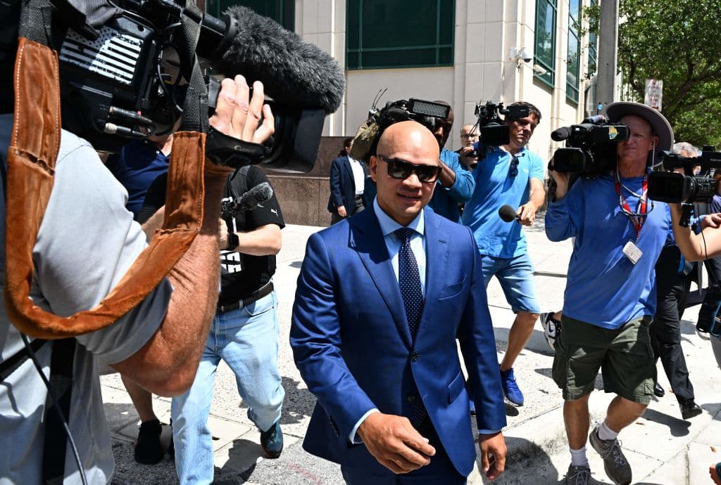 Waltine 'Walt' Nauta saliendo de una corte federal en Miami, Florida, el pasado 6 de julio, en la que se declaró inocente de los cargos que se han presentado en su contra en este caso.