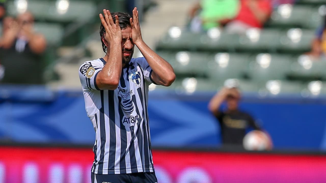 Rodolfo Pizarro se enfrenta a ídolo del América en Twitter 