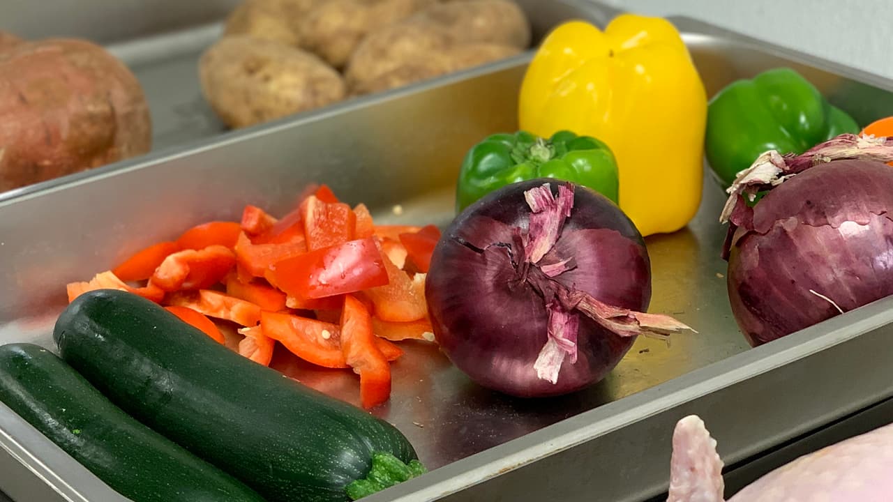 Las recomendaciones federales sobre la seguridad de los alimentos 
<b>aconsejan no lavar el pavo ni el pollo</b>, porque los jugos de las aves se pueden esparcir en la cocina y contaminar otros alimentos, los utensilios y las mesas.
<br>
<br>Debes prevenir una 
<a href="https://www.univision.com/local/houston-kxln/lavar-el-pollo-crudo-puede-enfermarte-y-contaminar-con-germenes-toda-tu-cocina-segun-un-estudio-video">contaminación</a> cruzada, es decir no uses la misma tabla, platos o utensilios y limpa muy bien las superficies antes de preparar más platillos, porque el jugo del pavo podría contaminarlos.