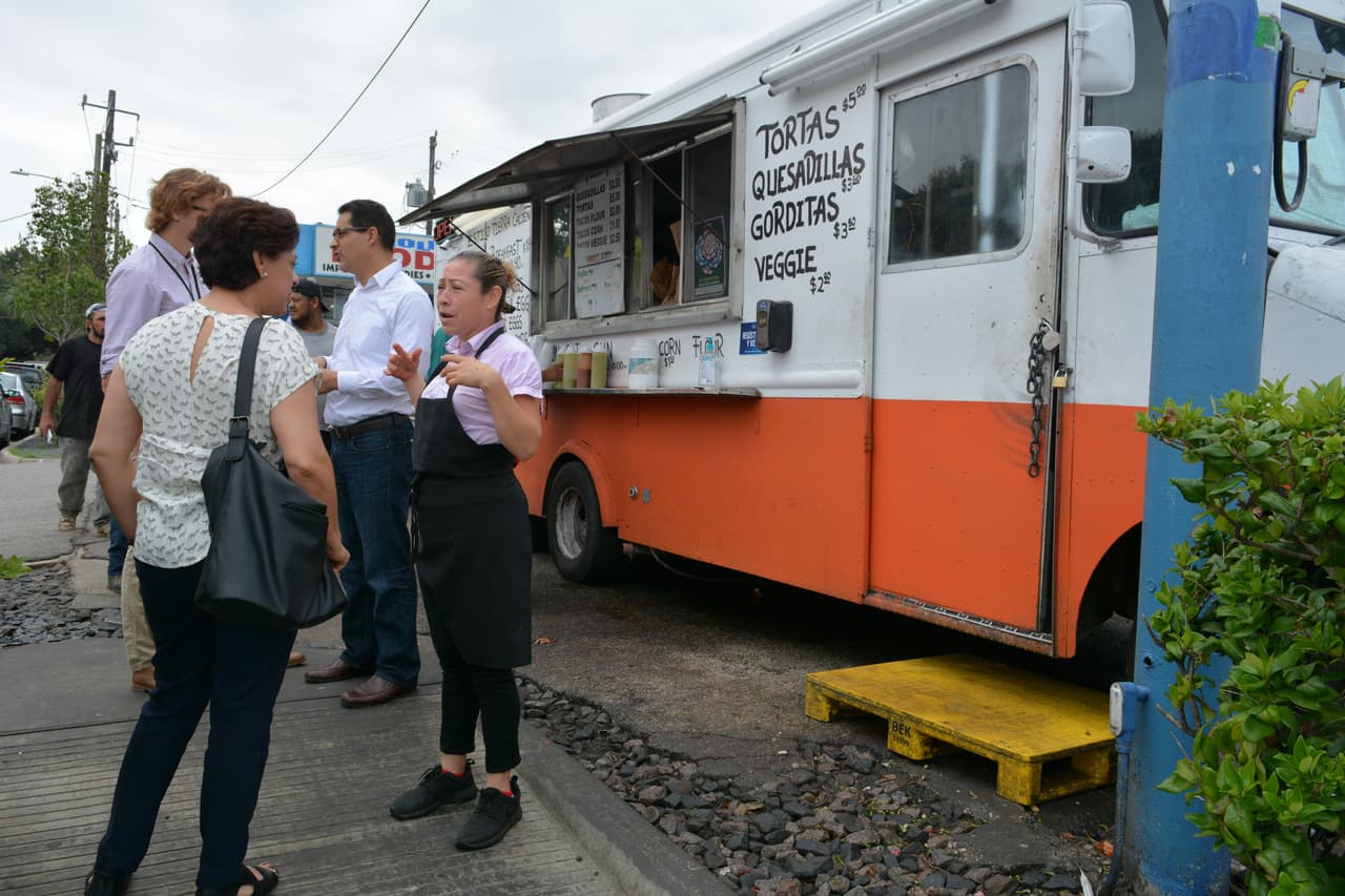 Camiones de tacos en cada esquina de Houston... para registrar votantes