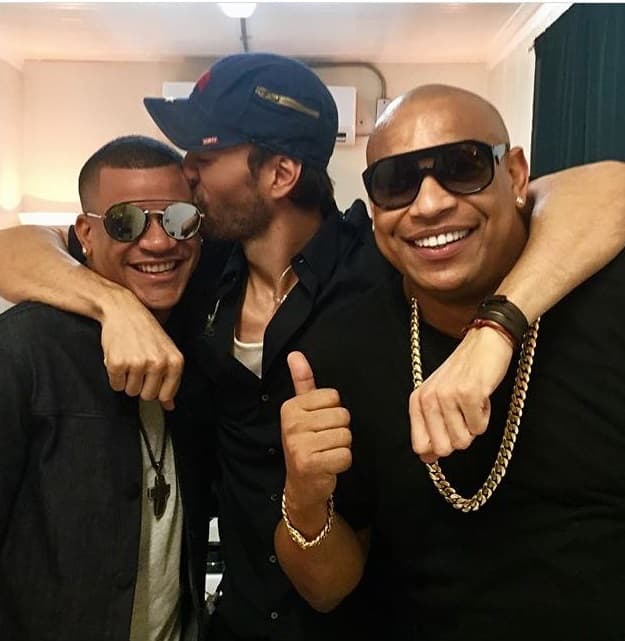 Enrique Iglesias también subió imágenes con los músicos de Gente de Zona.