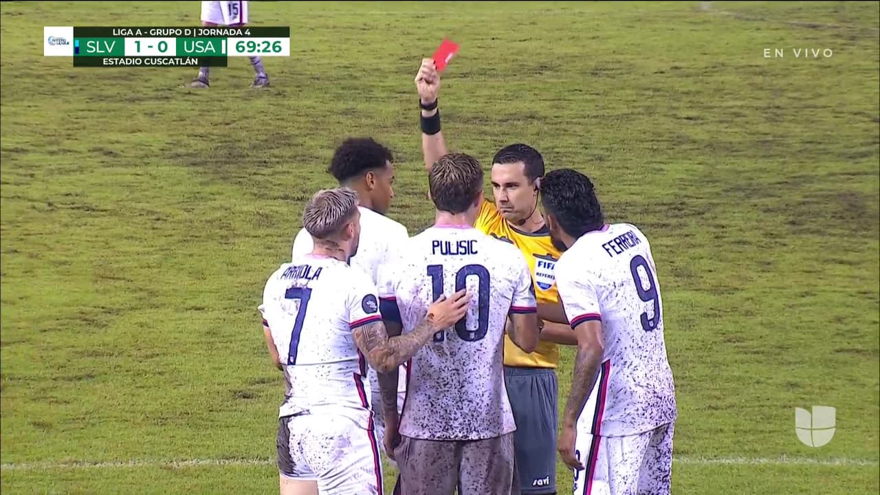 ¡Expulsión! El árbitro saca la roja directa a Paul Arriola.