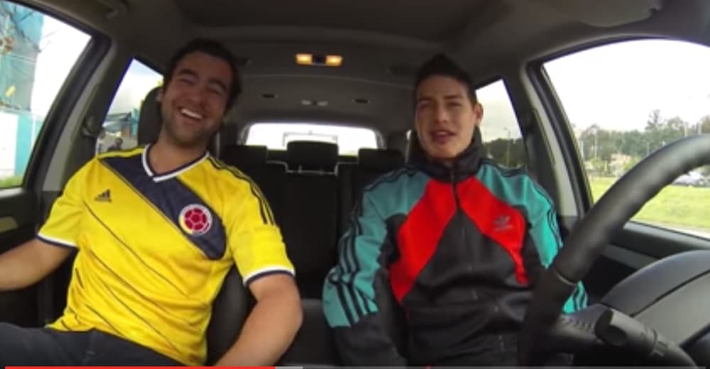 Cuando jugaba en el fútbol francés James cedió una entrevista a un medio colombiano y contó cuáles son algunos de sus automóviles favoritos: no tardó en mencionar al
<b> Lamborghini Aventador</b>. Por entonces, el futbolista decía que tuvo la suerte de conducir uno de estos superdeportivos, que casualmente posee su actual compañero en el 
<b>Real Madrid</b>, el astro portugués 
<a href="http://www.univision.com/noticias/autos-y-famosos/cristiano-ronaldo-el-amante-de-los-autos-conoce-su-garaje-en-esta-galeria-fotos" target="_blank"><b>Cristiano Ronaldo</b></a>.