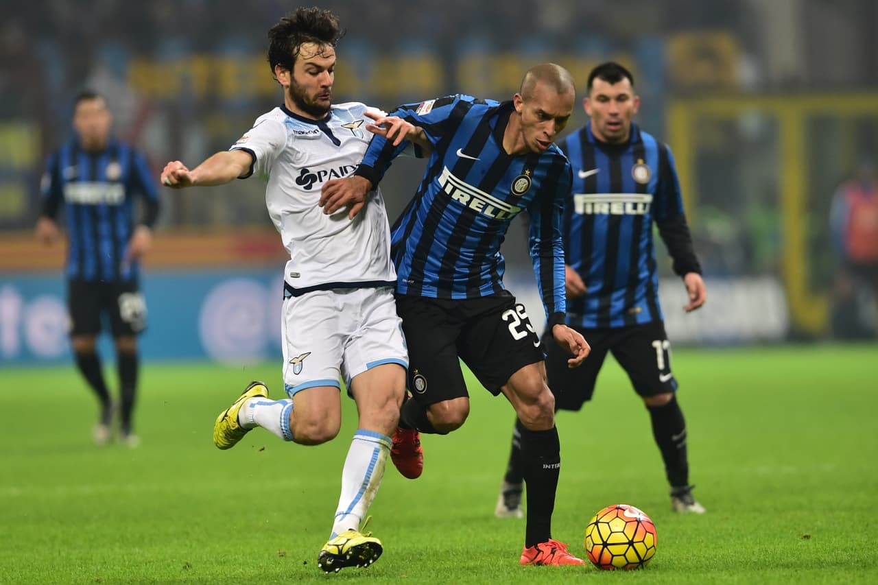 Inter cae ante el Lazio y Fiorentina y Nápoles le presionan