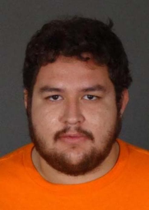 <h3 class="cms-H3-H3">Omar Alexander Cárdenas</h3>
<br>
<br>Este hombre nacido en California hace 27 años es buscado por la agencia por su presunta implicación en el asesinato de un hombre, dentro de un un gran centro comercial al aire libre en Sylmar, California, durante agosto de 2019. 
<br>
<br>
<b>El FBI precisa que Cárdenas disparó varias veces con una pistola semiautomática contra la víctima, golpeándola en la cabeza y causándole la muerte. </b>
<br>
<br>El 3 de abril de 2020 se emitió una orden de detención local en su contra en el Tribunal Superior del condado de Los Ángeles y, un año más tarde, se emitió una orden de detención federal del Tribunal de Distrito de los Estados Unidos, Distrito Central de California. 
<br>
<br>El FBI ofrece una recompensa de hasta 100,000 dólares por información que conduzca a su arresto. 
<br>
<br>
<br>