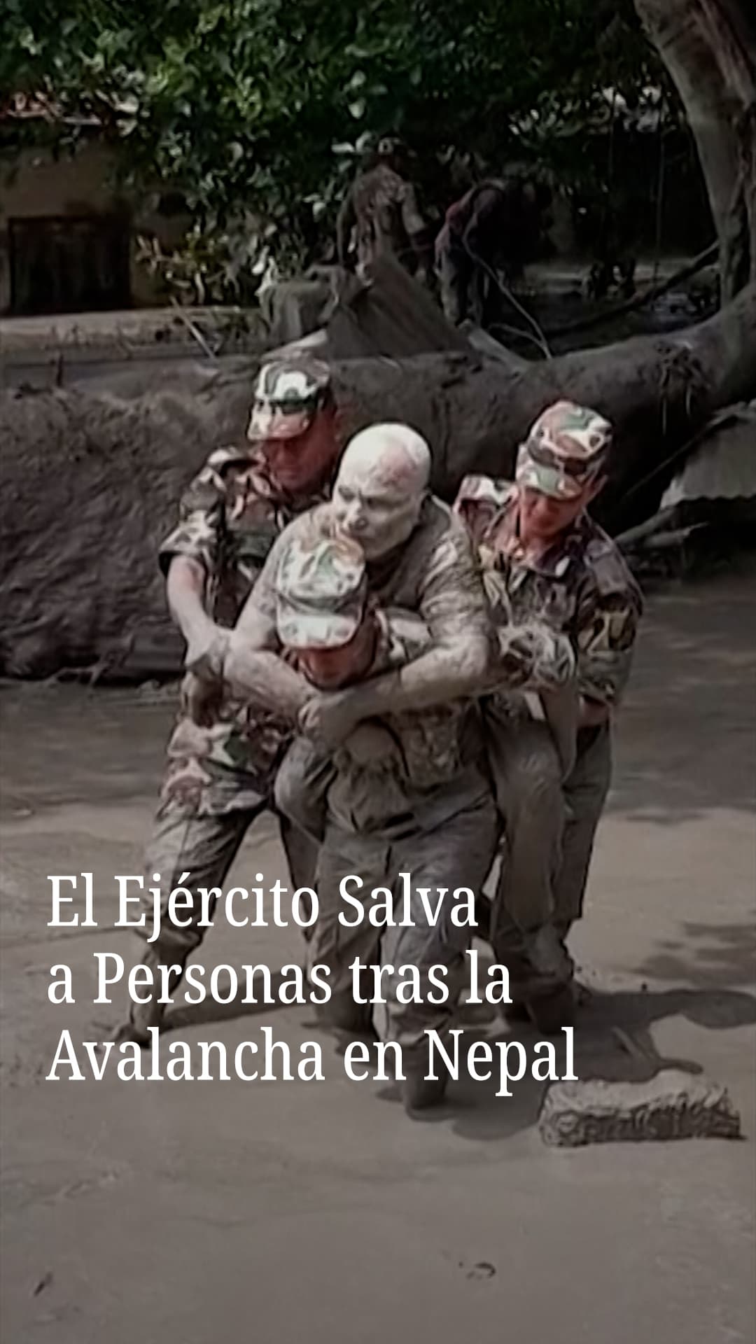 El Ejército de Nepal organizó operativos de rescate para poner a salvo a las personas que se encuentran atrapadas en el lodo tras los deslizamientos de tierra e inundaciones que afectaron la frontera entre Nepal y el Tíbet.