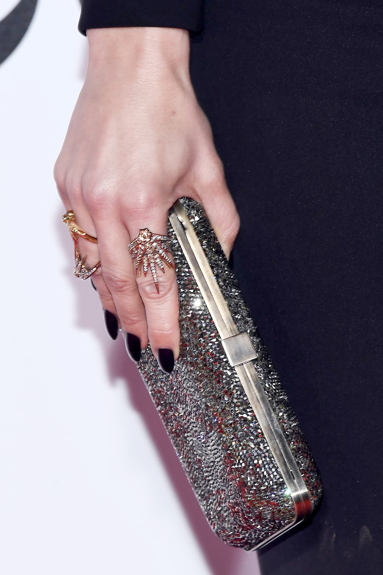 La cantante lo acompaño con un bolso clutch de Salvatore Ferragamo acompañado de joyería de H. Stern.