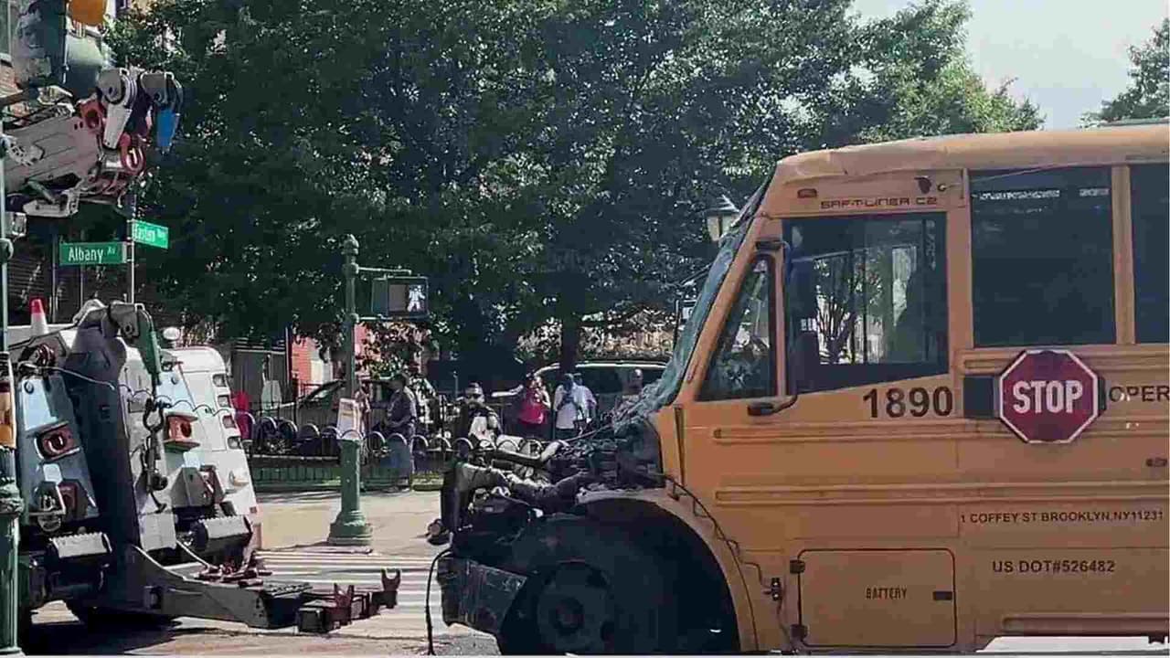 El momento exacto en que un autobús escolar choca contra un edificio en Brooklyn