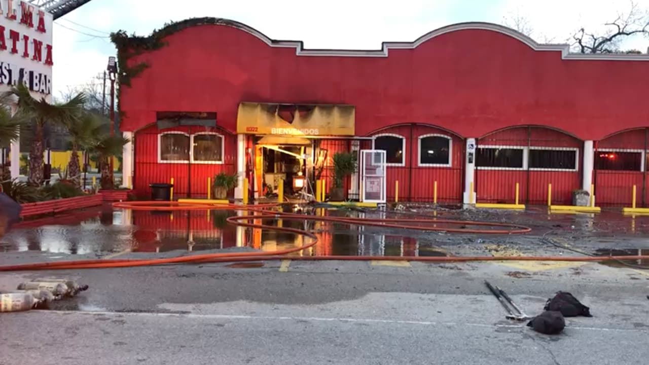 En la mañana de este martes, el departamento de bomberos ya había sofocado el incendio en el lugar.