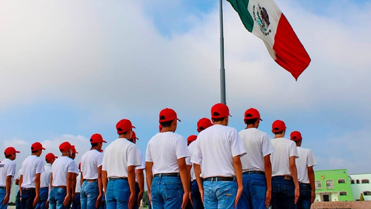 <b>Reposición de la Cartilla Militar</b>
<br>En caso de robo, daño o extravío, debes presentarte el Consulado con la siguiente información:
<br>- Presentar identificación oficial con fotografía y fotocopia legible
<br>- Número de la Cartilla del Servicio Militar Nacional o copia de la misma
<br>- Lugar y fecha de expedición de la Carilla del Servicio Militar Nacional
<br>- 4 fotografías blanco y negro (2x2 pulgadas) (5x5 cms.)
<br>- Costo $12 dólares.